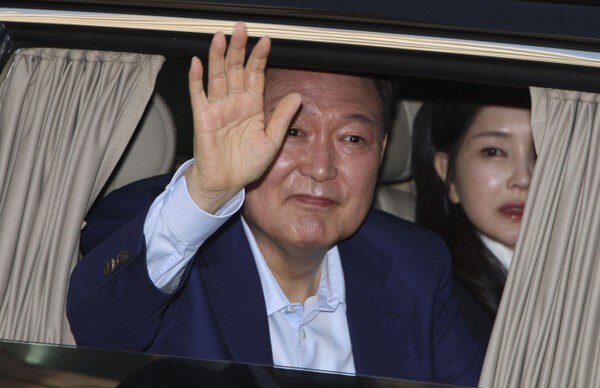 윤석열 전 대통령과 김건희 여사가 11일 서울 용산구 한남동 관저에서 나와 서초동 사저로 향하며 지지자들을 향해 인사하고 있다. /사진=연합뉴스