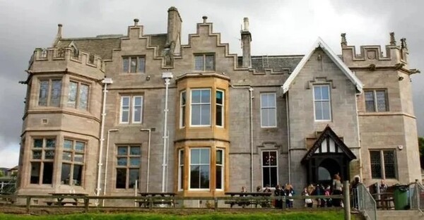 스코틀랜드의 한 사립 기숙학교가 암호화폐인 비트코인으로 수업료를 받기로 했다. / BBC