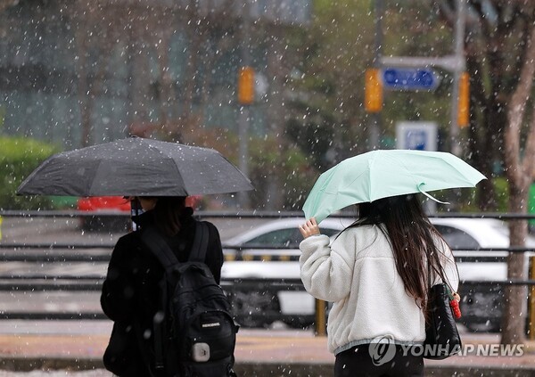 서울 중구 명동 인근에서 우산을 쓴 시민들이 걸어가고 있다. / 사진=연합뉴스
