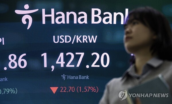 14일 오전 서울 중구 하나은행 본점 딜링룸의 전광판에 코스피와 원·달러 환율 거래가가 표시돼 있다.  사진=연합뉴스