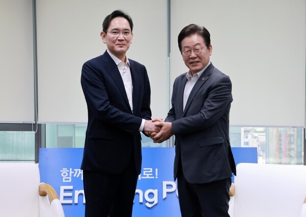 이재명 전 더불어민주당 대표가 "AI 투자 100조원 시대를 열어 'AI 기본사회'를 만들겠다"고 밝혔다. 이 전 대표가 지난달 20일 서울 강남구 멀티캠퍼스 역삼 SSAFY 서울캠퍼스에서 이재용 삼성전자 회장과 악수하고 있다. / 사진=연합뉴스