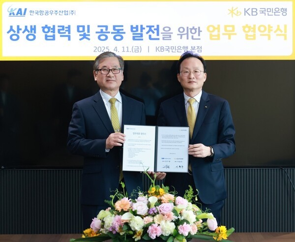 KAI와 KB국민은행이 1조 원 규모 금융 파트너십을 체결했다. KAI 강구영 사장(왼쪽)과 KB국민은행 이환주 행장. / 사진=KAI