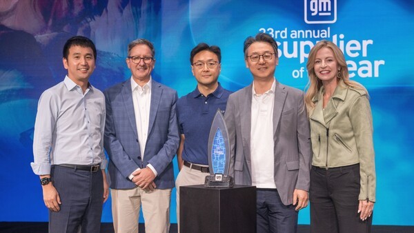 LG전자가 글로벌 자동차 제조사 GM의 '올해의 공급사'로 선정됐다. 사진은 미국 애리조나주(州)에서 열린 '제33회 올해의 공급사 시상식'에서 LG전자 VS사업본부장 은석현 부사장(왼쪽에서 네번째)과 VS북미법인장 오해진 상무(왼쪽에서 세 번째) 등이 GM의 크리스틴 토스 전장부품·소프트웨어·커넥티비티 구매 총괄(왼쪽에서 다섯 번째)과 기념사진을 찍고 있는 모습.