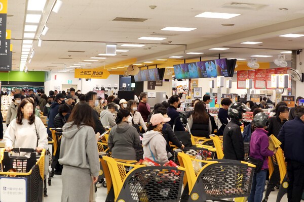 이마트 용산점에 랜더스 쇼핑페스타를 맞아 계산을 위해 길게 늘어선 계산대. / 사진=신세계그룹