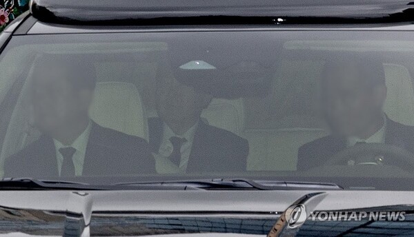 내란 우두머리 혐의를 받는 윤석열 전 대통령이 14일 첫 형사재판을 받기위해 서울 서초구 서울중앙지방법원에 들어서고 있다./사진=연합뉴스