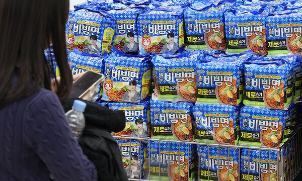  서울 한 대형마트에 팔도비빔면이 진열돼 있는 모습. / 사진=연합뉴스