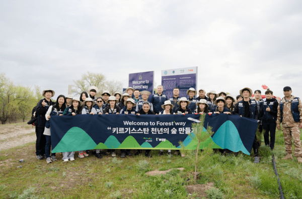 지난 14일 키르기스스탄 비슈케크 마나스 국제공항(Manas airport) 인근 조림지에서 '키르기스스탄 천년의 숲 만들기' 봉사활동에 참여한 티웨이항공 임직원 자원봉사단 및 아시아산림협력기구(AFoCO) 관계자들이 조림활동 후 기념사진을 촬영하고 있다./사진=티웨이항공