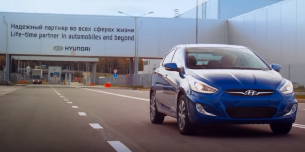 현대차 전략형 소형차 쏠라리스가 러시아 현대차 공장 안에서 이동하고 있다. /사진=현대자동차