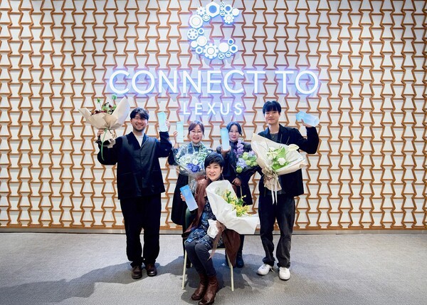 앞줄 중앙 위너 최선혜 작가, 뒷줄 왼쪽부터 파이널리스트 고도훈 작가, 김현주 작가, 조혜영 작가, 임재현 작가가 기념촬영을 하고 있다./사진=렉서스코리아