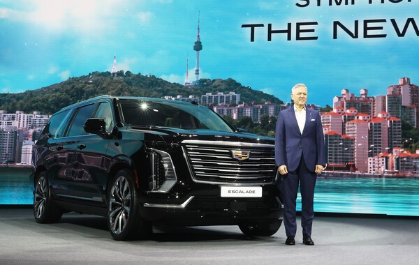 16일 경기도 광명시 아이벡스 스튜디오에서 헥터 비자레알 한국GM 사장이 이날 공개된 제너럴모터스(GM)의 고급 브랜드 캐딜락을 대표하는 럭셔리 대형 스포츠유틸리티차(SUV) '더 뉴 에스컬레이드' 앞에서 포즈를 취하고 있다. /사진=연합뉴스