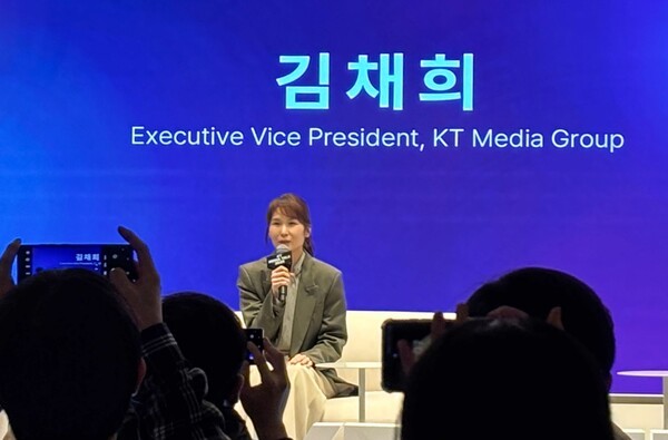 김채희 KT 미디어부문장 전무가 서울 강남구 안다즈 서울 강남 호텔에서 열린 기자간담회에서 취재진 질문 답하고 있다.  / 사진=연합뉴스