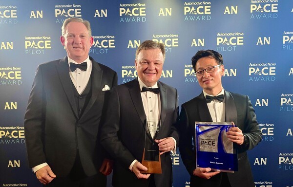 (왼쪽부터) 브라이언 트루도(Brian Trudeau) 한온시스템 부사장 북미사업 총괄, 울리 스투헤츠 (Uli Stuhec) CTO, 박지용 리드 엔지니어가 기념촬영을 하고 있다./사진=한온시스템