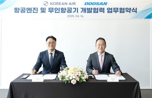 김경남 대한항공 항공기술연구원장(왼쪽)과 고민석 두산에너빌리티 GT개발 담당(오른쪽)이 기념 촬영하고 있다./사진=대한항공