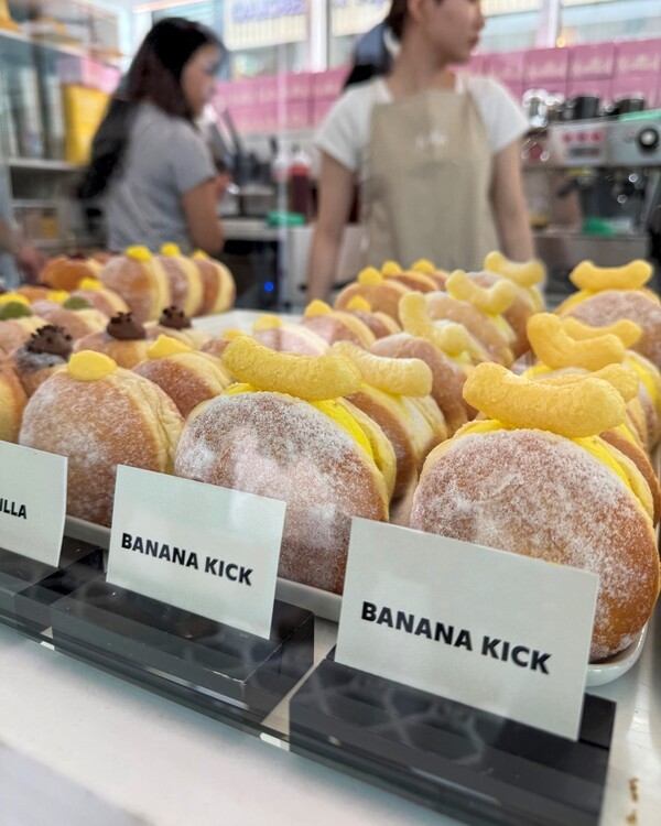 농심이 디저트 카페 '노티드'와 협업해, 미국 LA 노티드 매장에서 스낵 바나나킥을 활용한 도넛을 선보였다.