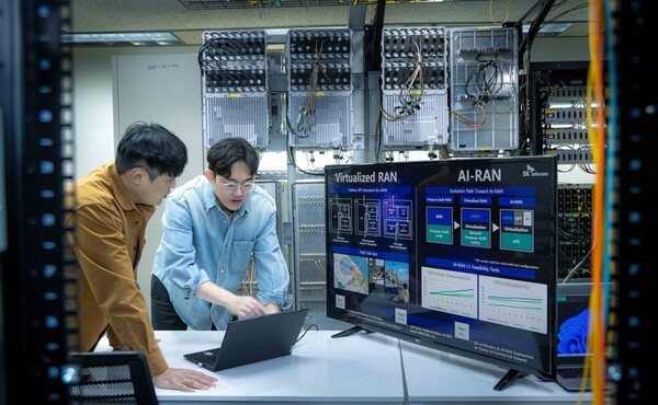 SK텔레콤 직원들이 차세대 가상화 기지국 상용망 실증 작업을 하고 있다. 
