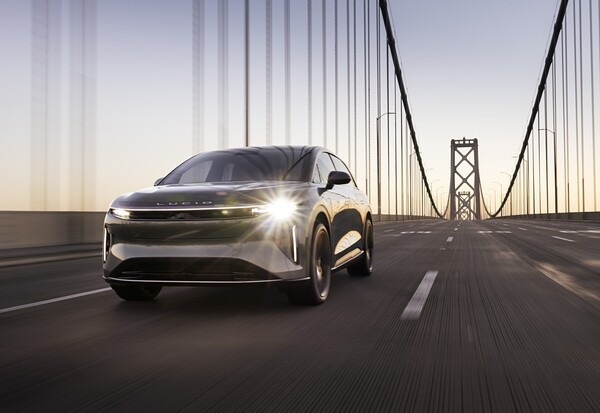 한국타이어가 미국 루시드 모터스의 대형 전기 SUV(스포츠유틸리티차) '루시드 그래비티'에 아이온 에보 AS SUV를 신차용 타이어(OE)로 공급한다고 17일 밝혔다./사진=한국타이어