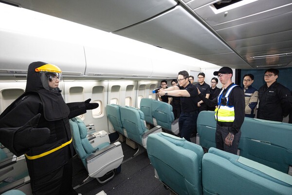 대한항공은 지난 15~17일까지 사흘간 서울 강서구 대한항공 객실훈련센터에서 미국 글로벌 보안기업 액손(AXON) 주관 에어테이저 전문 교관 양성 교육을 실시했다./사진=대한항공