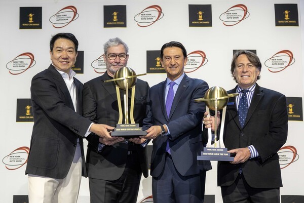 현대차그룹 관계자들이 시상식장에서 기념촬영 하는 모습. (왼쪽부터) 이상엽 현대제네시스글로벌디자인담당 부사장, 루크 동커볼케 현대차그룹 CDO(글로벌디자인본부장) 겸 CCO(최고크리에이티브책임자) 사장, 호세 무뇨스 현대차 대표이사 사장, 스티븐 센터 기아 미국법인 최고운영책임자(COO)./사진=현대차그룹