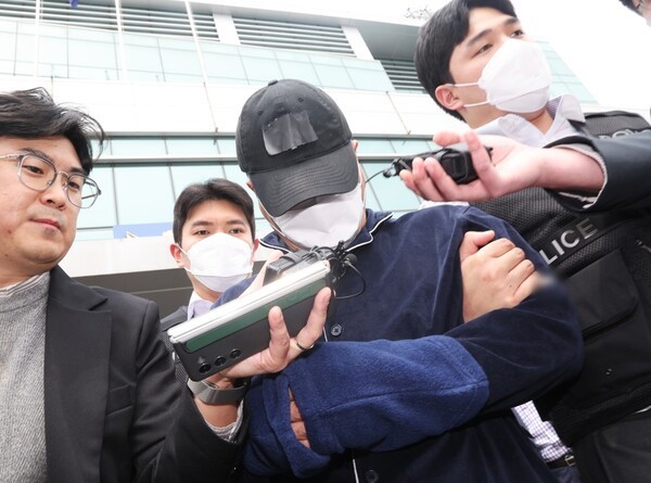 부모와 처자식 등 일가족 5명을 살해해 살인 및 존속살인 혐의로 구속영장이 청구된 50대 가장 A씨가 17일 구속 전 피의자 심문(영장실질심사)에 출석하기 위해 경기도 용인동부경찰서 유치장에서 나오고 있다. / 사진=연합뉴스