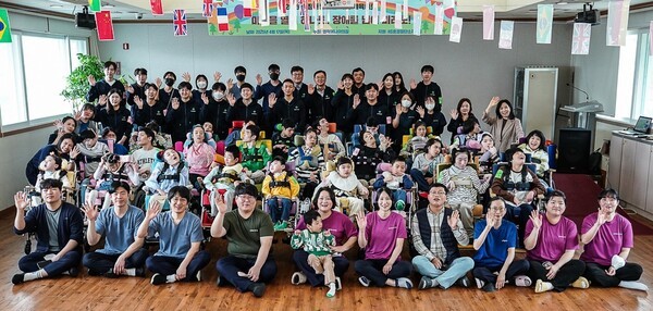 HS효성첨단소재가 17일 장애인의 날(20일) 맞아 ‘영락애니아의 집’을 방문해 봉사활동을 하고 후원금을 전달했다.