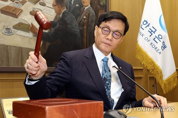 17일 서울 중구 한국은행 본관에서 열린 금융통화위원회 본회의에서 이창용 한국은행 총재가 의사봉을 두드리고 있다. 사진=연합뉴스