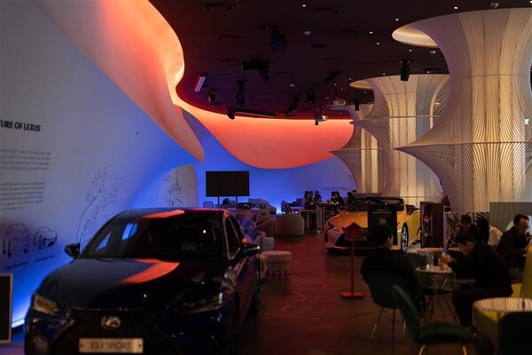 지구의 날을 맞이하여 렉서스 복합문화공간 커넥트투에서 소등 캠페인을 실시하고 있다. / 사진=한국토요타자동차