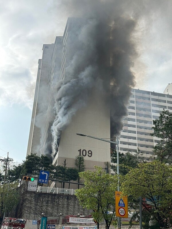 21일 오전 8시17분쯤 서울 관악구 봉천동 21층 규모 아파트에서 불이 나 소방당국이 진화를 하고 있다.    /사진=연합뉴스