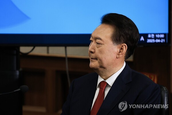 윤석열 전 대통령이 21일 서울 서초구 서울중앙지법에서 열린 내란 우두머리 혐의 형사재판 2차 공판에 출석해 있다./사진=연합뉴스