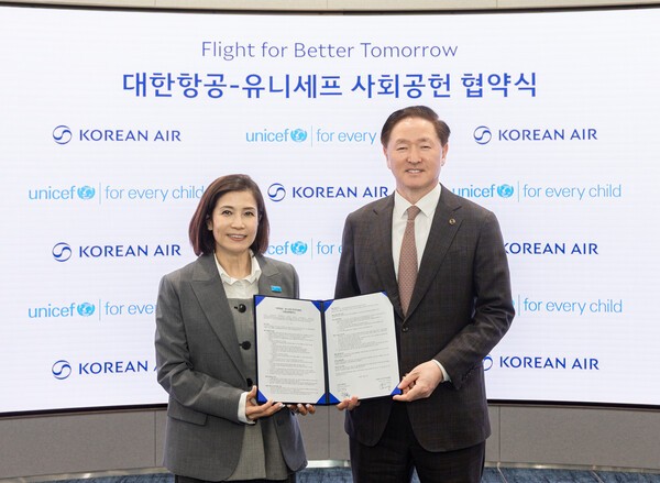 대한항공은 지난 21일 유니세프 한국위원회와 지구촌 어린이 지원을 위한 사회공헌 협약을 맺었다. 사진은 협약식에 참석한 우기홍 대한항공 부회장(오른쪽)이 조미진 유니세프 한국위원회 사무총장(왼쪽)과 기념사진을 촬영하고 있다./사진=대한항공