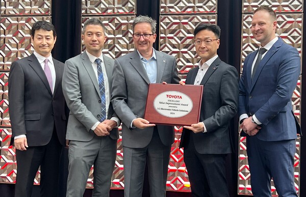 미국 미시간주 디트로이트에서 열린 '도요타 연례 공급사 비즈니스 미팅'에서 LG전자 VS북미법인장 오해진 상무(왼쪽에서 네 번째)와 도요타 북미법인 부품·자재 구매 관리 담당 토모 이이쿠보 부사장(왼쪽에서 두 번째) / 사진=LG전자