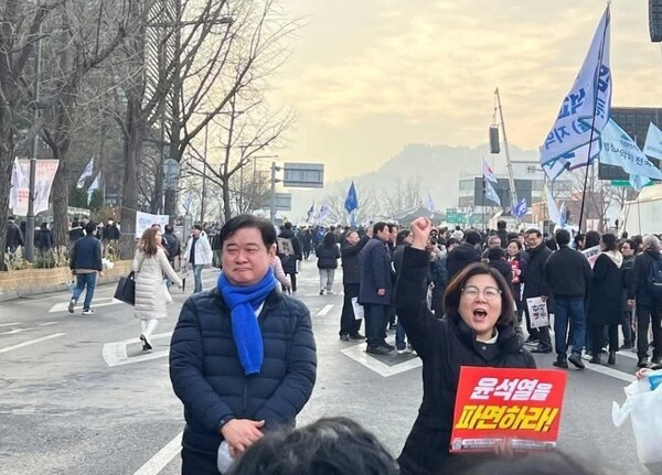 지난 3월 탄핵시위 현장에서 김보라 안성시장과 윤종군 국회의원이 시민들 앞에서 힘차게 구호를 외치고있다.   /사진=SNS캡쳐