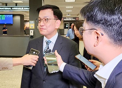 최상목 경제부총리 겸 기획재정부 장관이 미국 도널드 트럼프 행정부와 통상 협의를 하기 위해 22일(현지시간) 미국 워싱턴DC 인근 덜레스 국제공항에 도착해 취재진과 인터뷰하고 있다./사진=연합뉴스