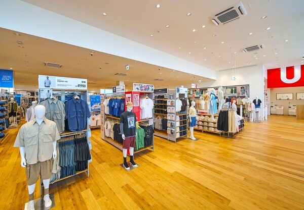 유니클로 제주 서귀포점 실내.