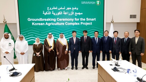 농심이 사우디아라비아 리야드 국립농업연구센터에서 K-스마트팜 중동 수출 거점 조성을 위한 시범온실 착공식을 진행했다. 사진 왼쪽 4번째부터 사우디 물환경농업부 알 압둘라티프 차관보, 알 무샤이티 차관, 박범수 농림축산식품부 차관, 문병준 주사우디아라비아 대한민국 대사 대리, 안호근 한국농업기술진흥원 원장, 황청용 농심 부사장