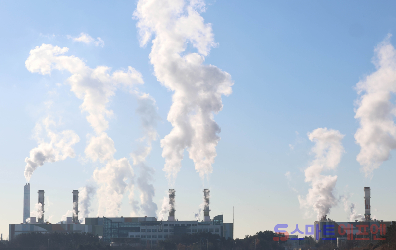 인천 서구 정서진 아라타워에서 바라본 서인천복합화력발전소 굴뚝에서 수증기가 뿜어져 나오고 있다. /사진=연합뉴스