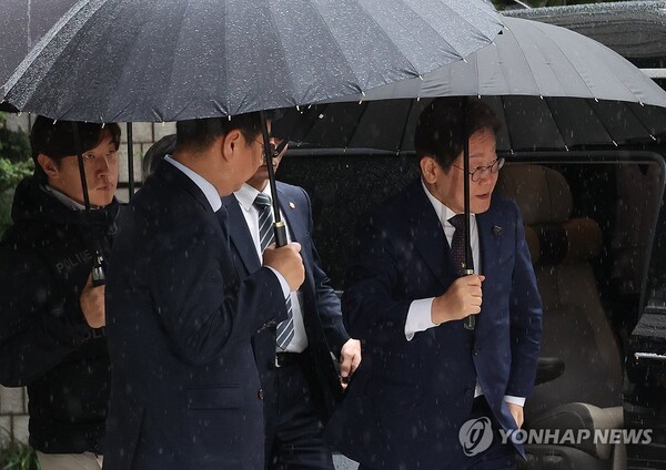 이재명 더불어민주당 대선 경선 후보가 지난 22일 서울 서초구 서울중앙지법에서 열린 '대장동 배임·성남FC 뇌물' 1심 속행 공판에 출석하고 있다./사진=연합뉴스