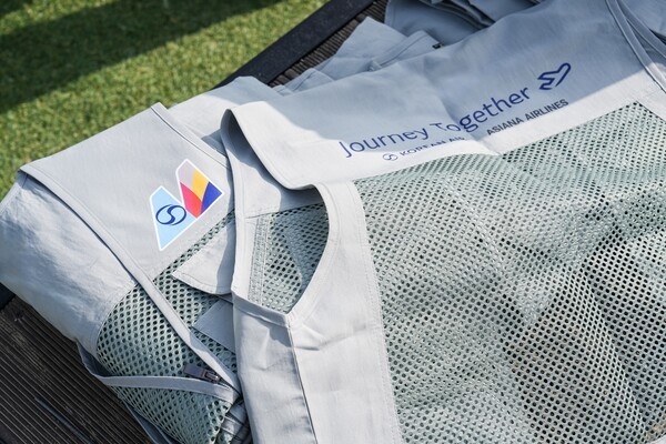 대한항공은 '제45회 장애인의 날(4월 20일)'을 맞아 경기도 과천 국립현대미술관과 서울대공원에서 장애인 및 복지시설 관계자들과 사회공헌 봄나들이 행사를 진행했다고 23일 밝혔다. 사진은 대한항공과 아시아나항공의 합동 봉사활동 기념 조끼./사진=대한항공