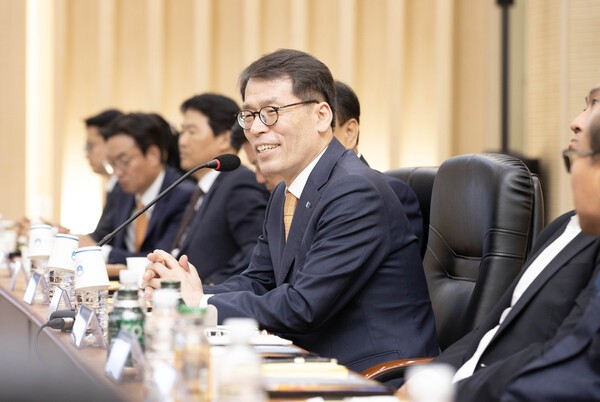 23일 안양과천상공회의소에서 열린 중소기업 현장 간담회에서 김성태 IBK기업은행장이 중소기업 대표들과 대화 하고 있다. 사진=기업은행