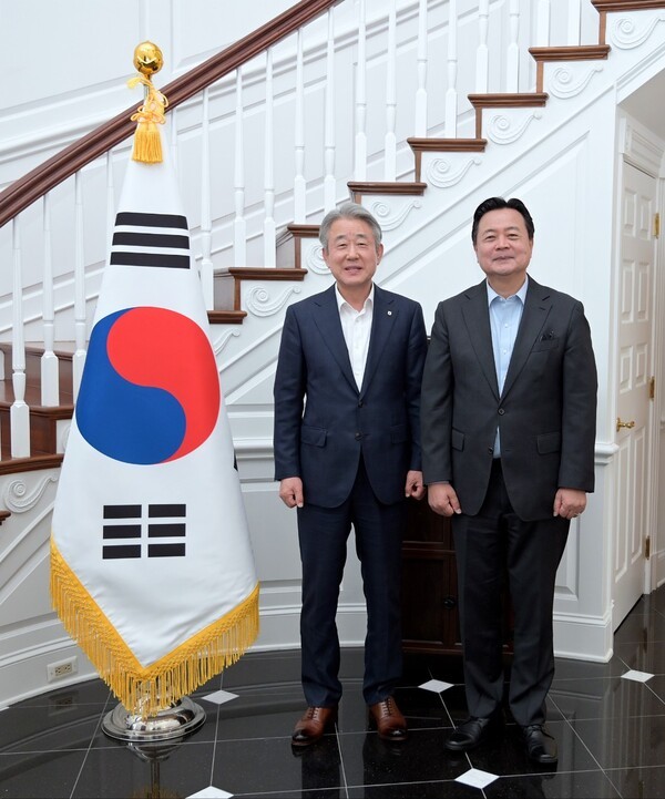 강호동 농협중앙회장(왼쪽)이 21일(현지시간) 미국 워싱턴 D.C. 주미 한국대사관저에서 조현동 주미대사와 한국 농식품의 대미 수출 확대 방안 등에 대한 의견을 나누고 기념사진을 촬영하고 있다. 사진=농협중앙회 