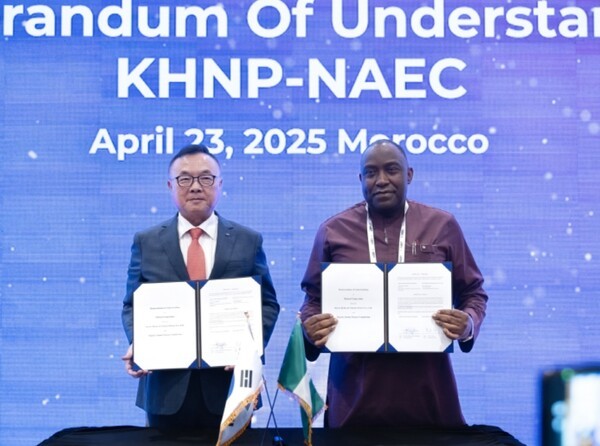 한수원이 23일 나이지리아 원자력에너지위원회와 원자력 분야 협력에 대한 양해각서를 체결했다. (왼쪽)황주호 한수원 사장, 엔서니 에케데그와 나이지리아 원자력위원회 위원장./사진=한국수력원자력 