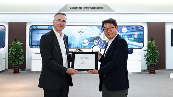 지난 23일 삼성SDI가 JLR의 '우수 파트너사'로 선정돼 박정호 삼성SDI 중국 톈진법인장(오른쪽)이 닉 웰스 JLR 중국·아시아태평양 지역 구매 총괄책임자(왼쪽)로부터 JLRQ 인증서를 수여받고 있다./사진=삼성SDI