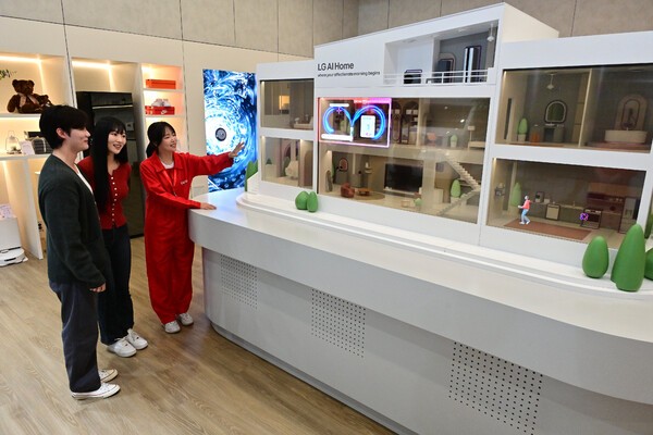 AI홈으로 더 편리해진 일상을 미니어처 모형 집과 투명 올레드로 만들어진 디오라마를 통해 표현한 'AI홈' /사진=LG전자