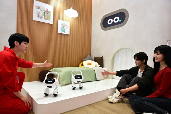 2025 WIS LG전자 부스에서 모델들이 이동형 AI홈(프로젝트명 : Q9)의 설명을 듣고 있다. / 사진=LG전자