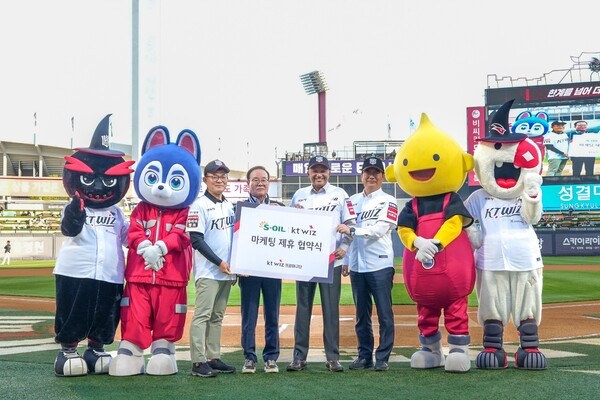 (왼쪽 세번째부터) 안종범 에쓰오일 마케팅총괄 사장, 이호식 KT스포츠 대표이사, 안와르 알 히즈아지 에쓰오일 CEO, 서정규 에쓰오일 국내영업본부장이 공동마케팅 제휴 협약식 기념 촬영을 하고 있다./사진=에쓰오일