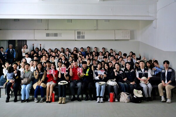 지난 15일 키르기스스탄 비슈케크 지역에 위치한 '앗바시 학교(At-bashi School)'에서 티웨이항공 임직원 자원봉사단이 교육 환경 개선 및 재능 기부 봉사활동 후 학생들과 함께 기념사진을 촬영하고 있다./사진=티웨이항공