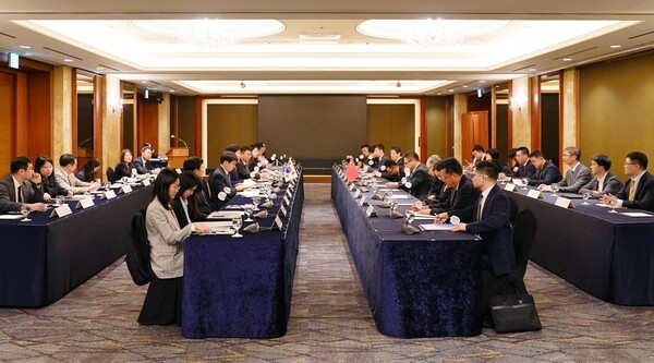 지난 23일 서울 시내 모처에서 제3차 해양협력대화가 열리고 있다. 이번 행사에서 양국의 200해리 배타적경제수역(EEZ)이 겹치는 서해 잠정조치수역에 중국이 일방적으로 설치한 구조물 문제가 주요하게 다뤄졌다. / 사진=외교부