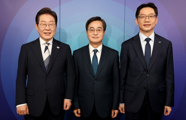더불어민주당 이재명(왼쪽부터), 김동연, 김경수 대선 경선 후보가 23일 서울 여의도 오마이TV 스튜디오에서 열린 오마이TV 초청 토론회 시작에 앞서 기념 촬영하고 있다. / 사진=국회사진기자단
