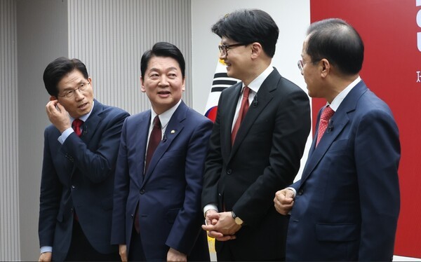 23일 서울 여의도 국민의힘 중앙당사에서 열린 2차 경선 토론회 미디어데이에서 국민의힘 김문수(왼쪽부터), 안철수, 한동훈, 홍준표 대선 경선 후보가 대화하고 있다. / 사진=국회사진기자단