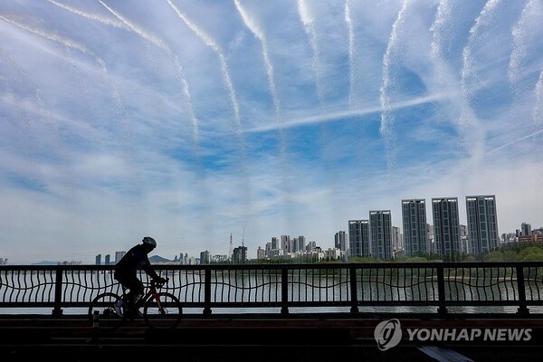 서울 서초구 잠수교에 설치된 달빛무지개분수가 가동되고 있다. /사진=연합뉴스