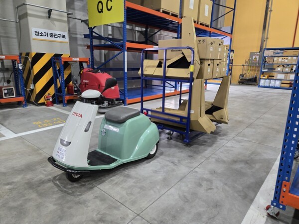 작업자들의 안전한 부품 운반을 위해 제공되는 구루루./사진=김동하 기자